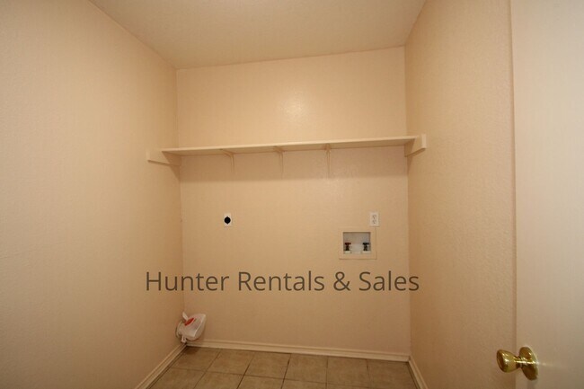 Building Photo - 2 Bedroom Townhome Ready For You!