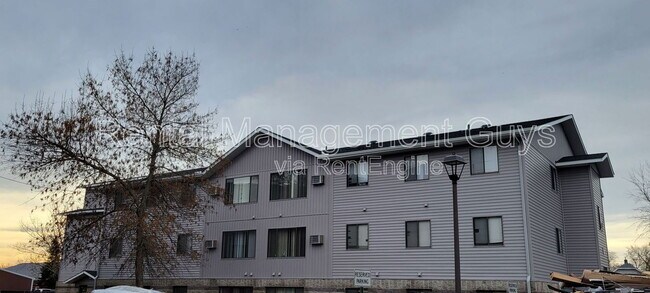 Building Photo - 131 Cedar Ct E