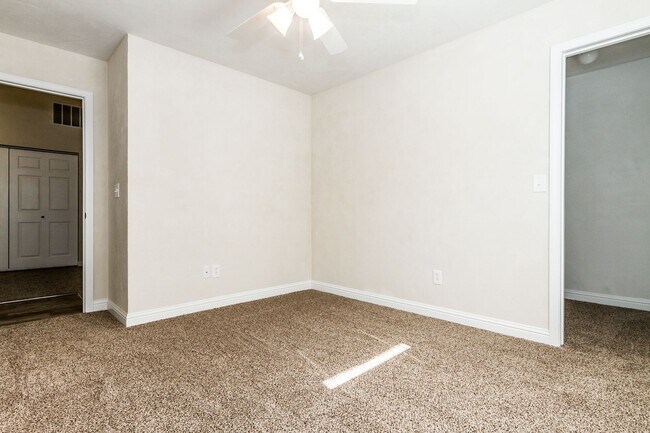 Building Photo - 2 bed 2 bth duplex- available now