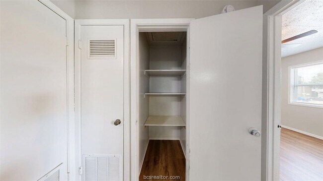 Building Photo - 1327 Airline Dr