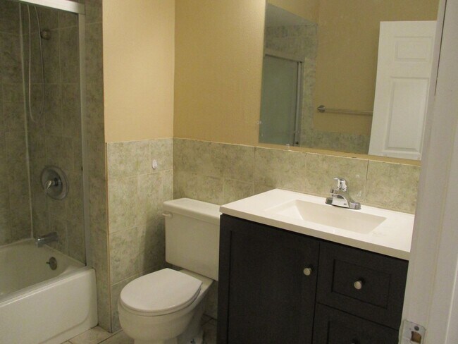 Building Photo - Very nice 2 bedroom 1.5 bath 1st floor condo
