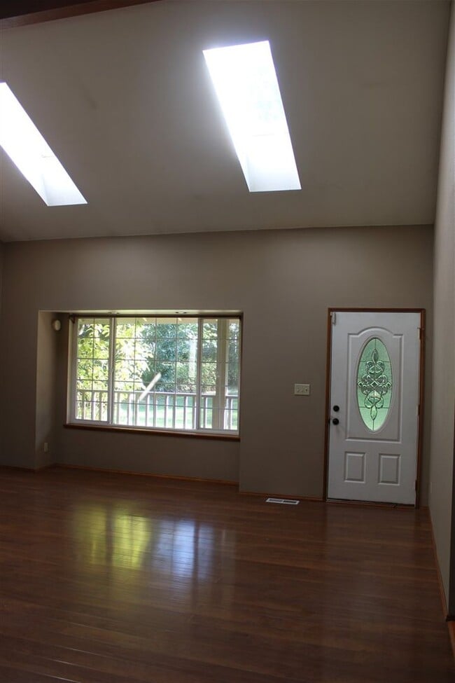 Building Photo - 3 Bedroom, 2 Bathroom House