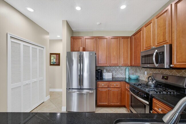 Building Photo - 8400 Heritage Club Dr