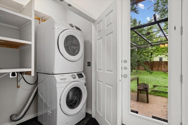 Building Photo - 2947 Moss St