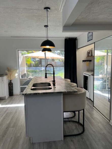 Building Photo - 5080 Elmhurst Rd