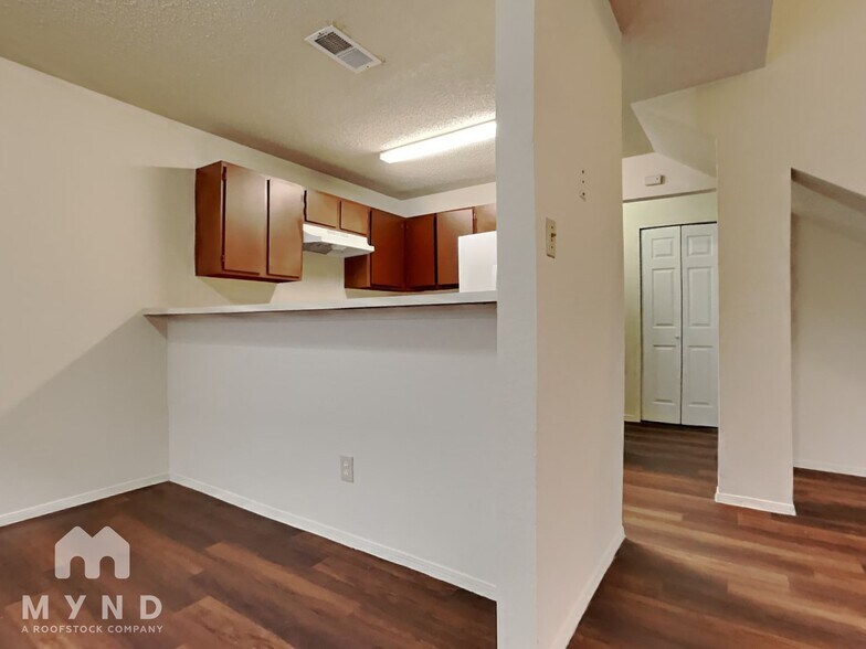 Building Photo - 2214 Creekside Ln