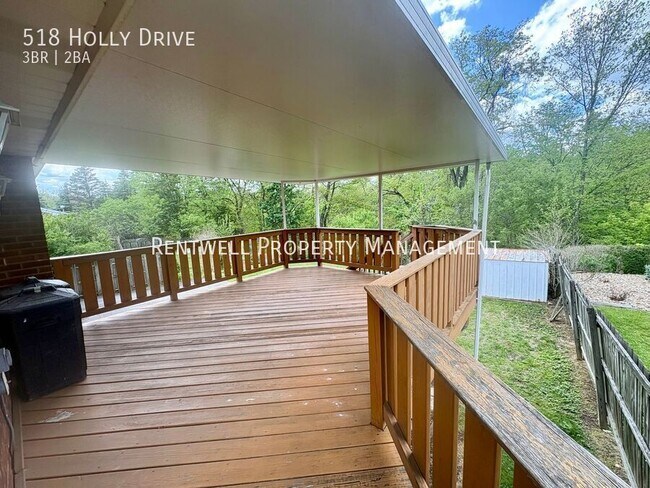 Building Photo - 518 Holly Dr