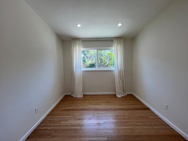 Building Photo - AVAILABLE NOW! Encino home w/all appliance...