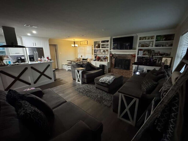 Primary Photo - 20953 Trinity Way