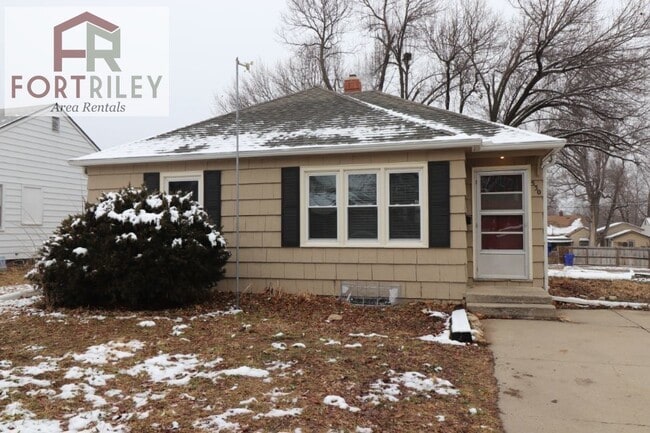 Primary Photo - 530 W Elm St