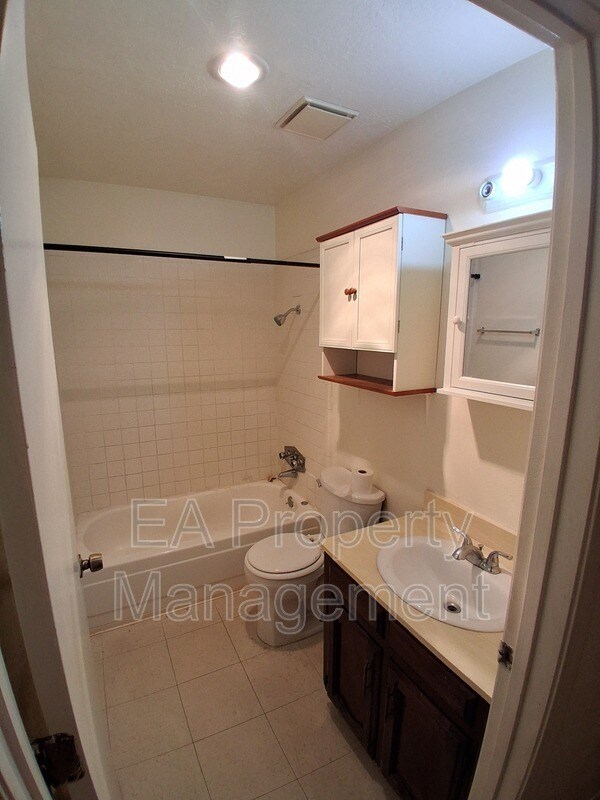 Building Photo - 12200 Candelaria Rd NE