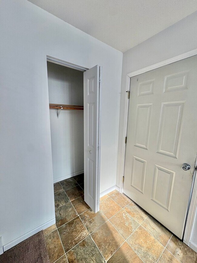 Building Photo - 2 Bedroom House!