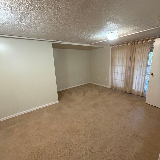 Building Photo - 10002 N Whitworth Dr