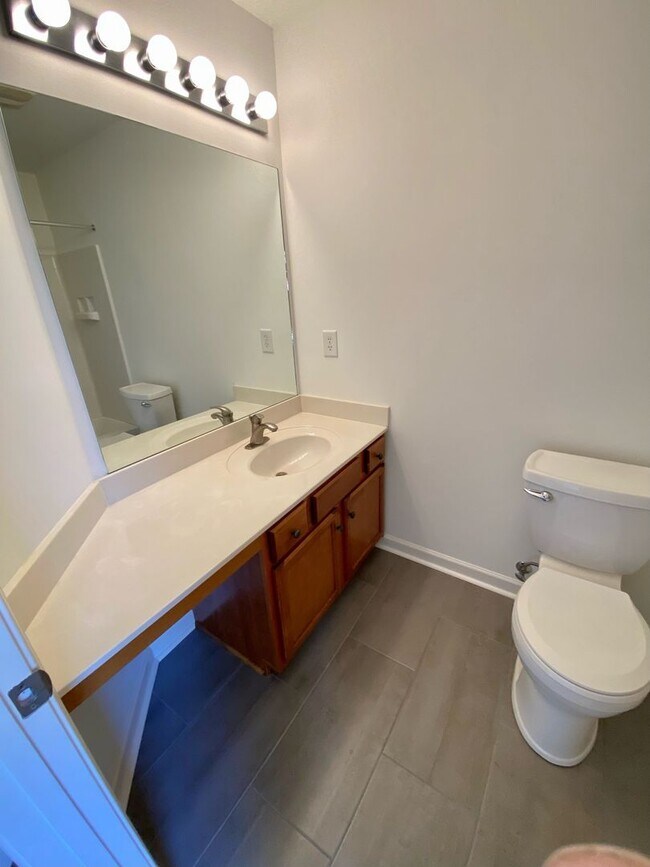 Building Photo - Modern 2BR/2BA Home Near BNA – Open Concep...