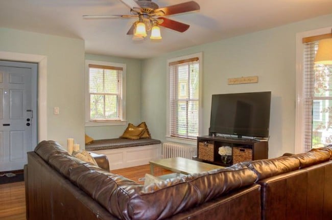 Building Photo - Carriage House