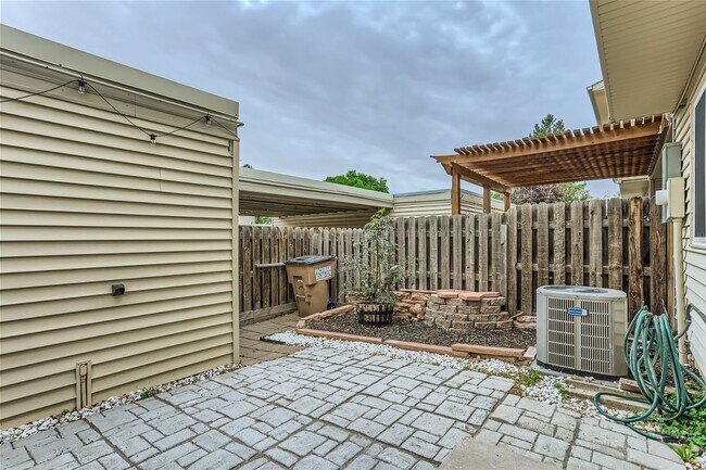 Building Photo - Charming 3 Bedroom 2 Bath Townhome In Aurora!