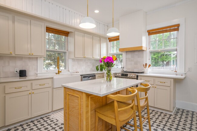 Building Photo - Bungalow Heaven in Baldwin Park!