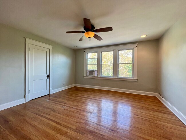 Building Photo - 6114 Columbia Ave