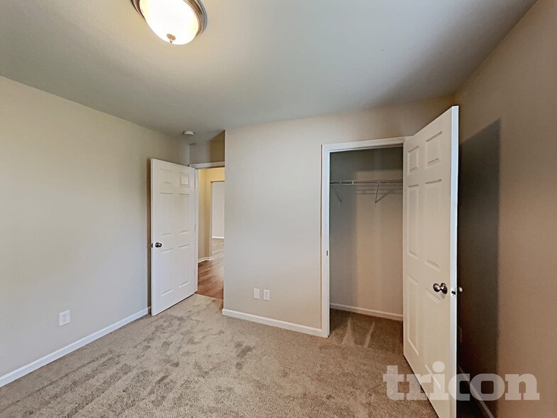 Building Photo - 2013 Kansas City Dr