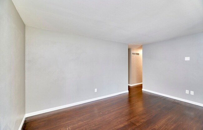 Building Photo - 2365 N Pointe Ln