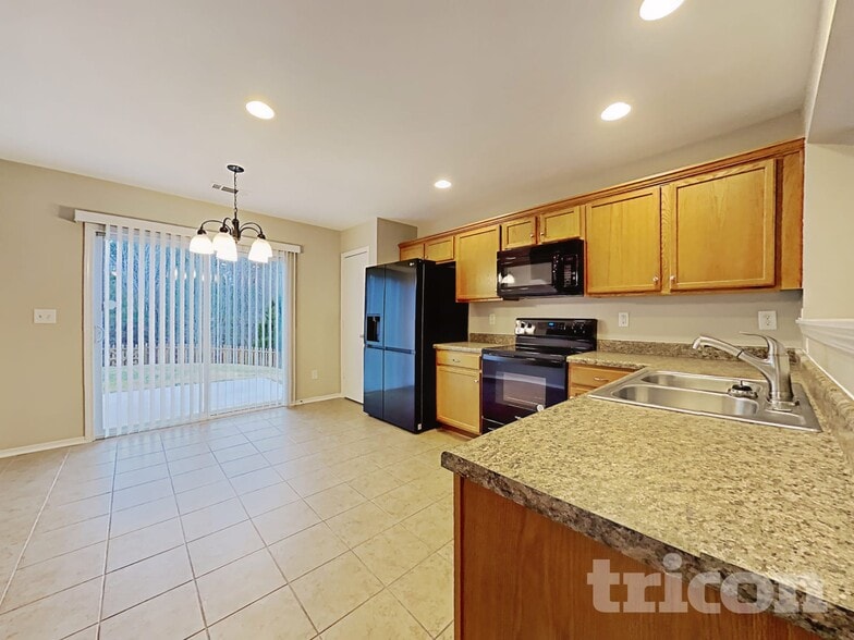 Building Photo - 4560 Stone Mountain Dr