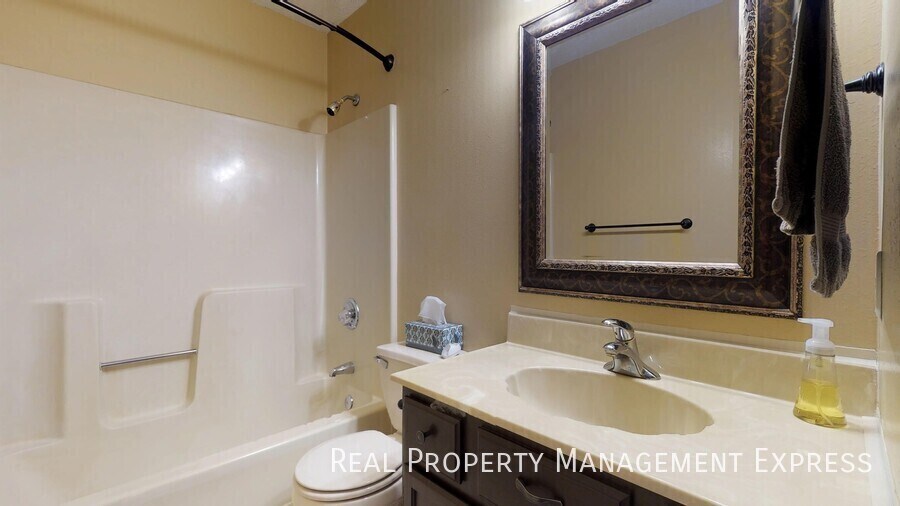 Building Photo - 4712 E Blazewood Dr