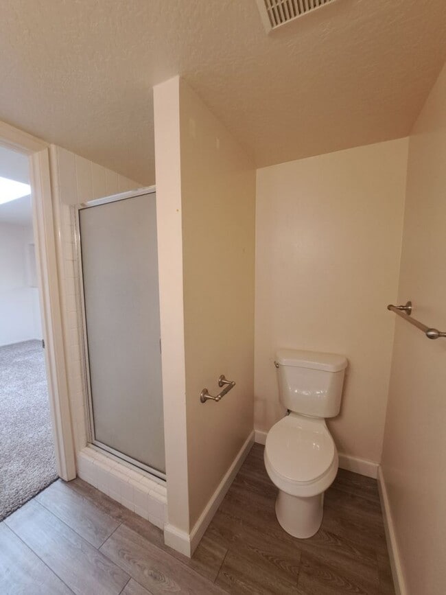 Building Photo - Beautiful 2 Bedroom Condominium Near Fashi...