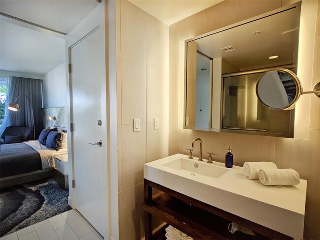 Building Photo - 3101 Bayshore Dr