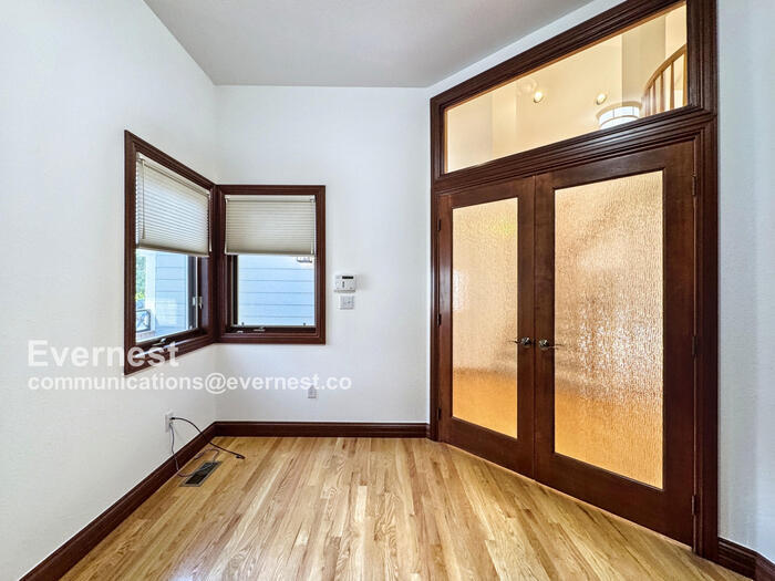 Building Photo - 990 Utica Cir