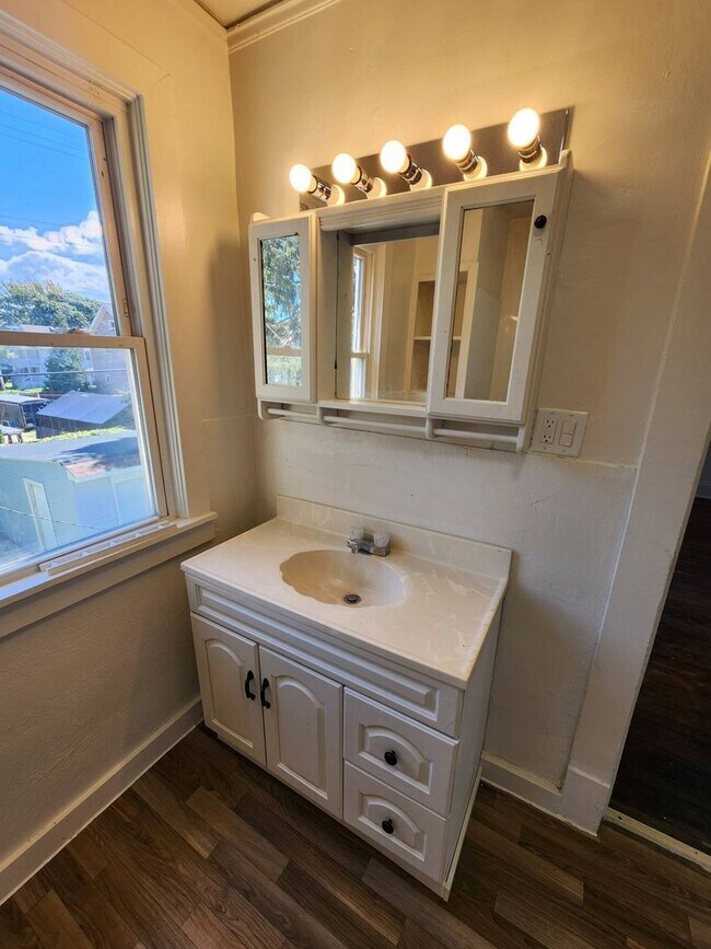 Building Photo - Charming 3-Bedroom Property in Prime Location