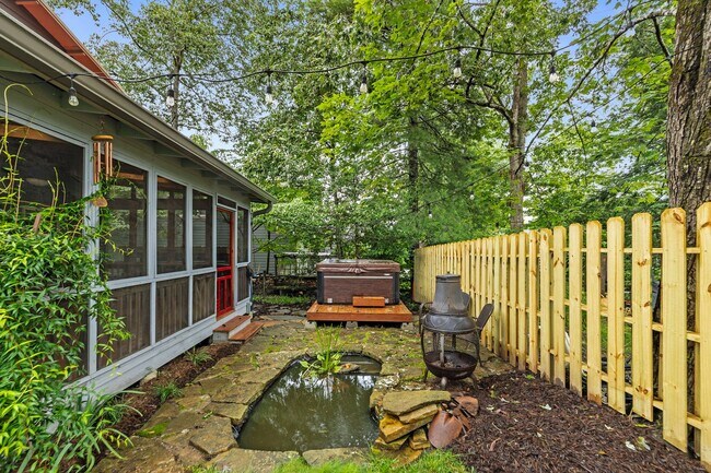 Building Photo - Charming Black Mountain Rental!