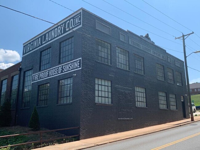 Building Photo - 712 12th St