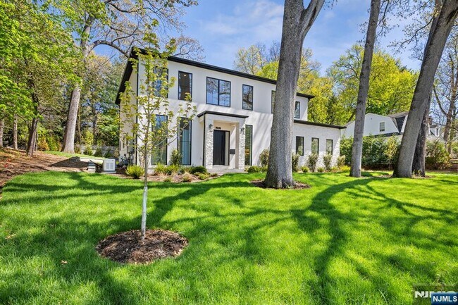 Building Photo - 242 Hardenburgh Ave