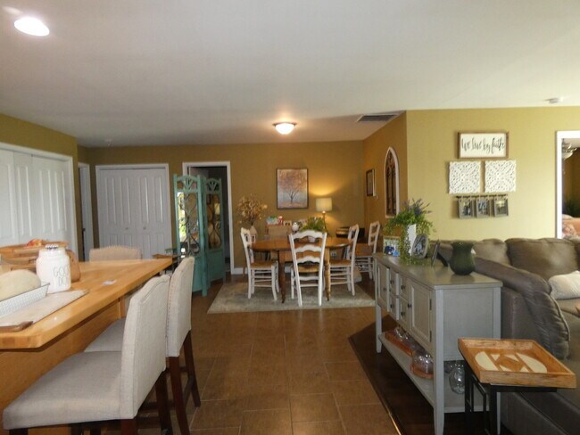 Building Photo - 655 N Edgemere Dr