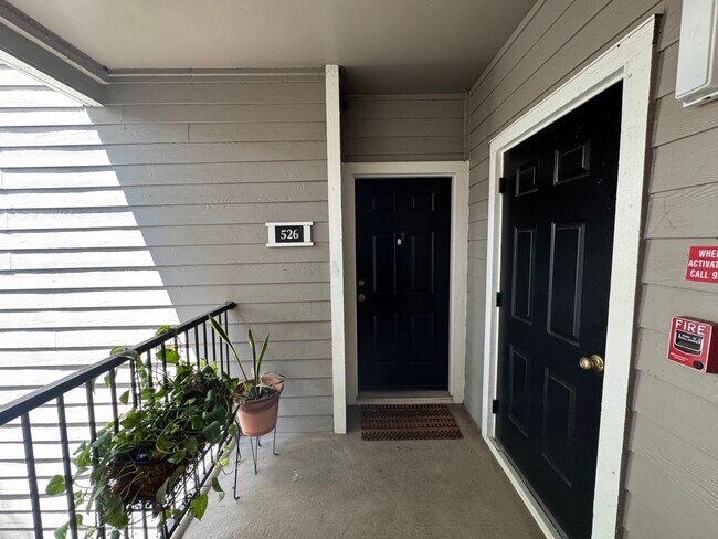 Building Photo - Move In Special! 2 Bed / 2 Bath Upstairs C...