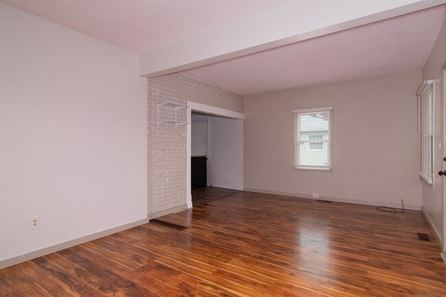 Building Photo - Cute  Craftsman home on locate on Spokane'...
