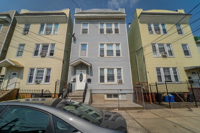 Building Photo - 422 Woodside Ave