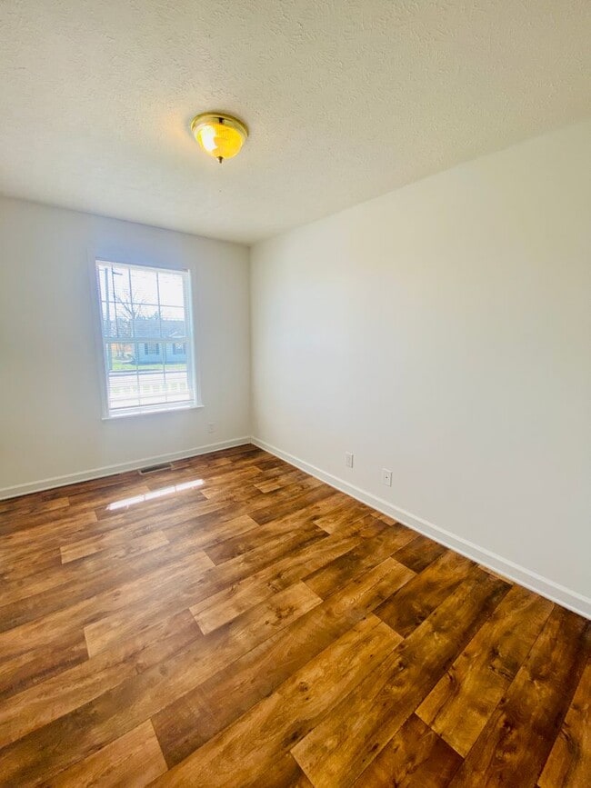 Building Photo - Single Family Home close to Ft Campbell an...