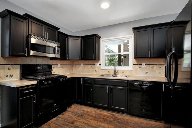 Building Photo - 3 bedroom 2 bath home in a great area filled with tons of extras you will LOVE!