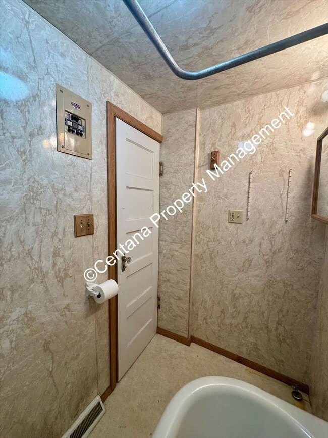Building Photo - 5 bedroom 3 bath house with fenced yard
