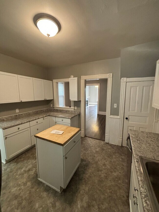 Building Photo - 916 E Lyon St