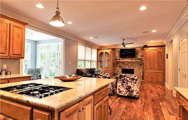 Building Photo - 4 bedroom/ 3.5 bathroom- Stonehouse