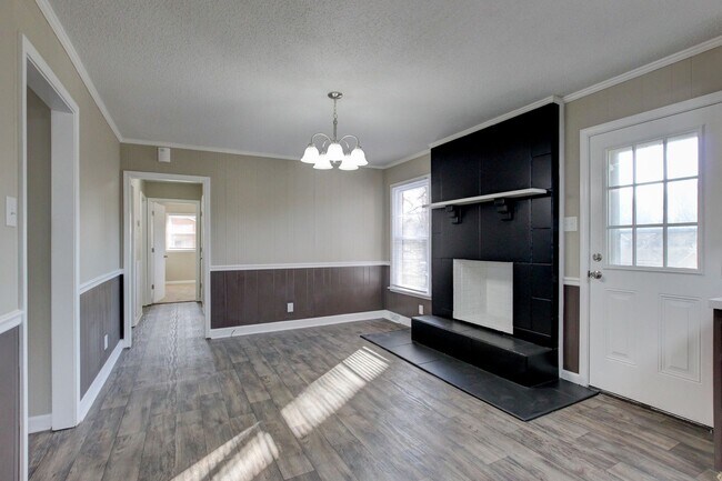 Building Photo - Three Bedroom Home Close to Ft. Campbell