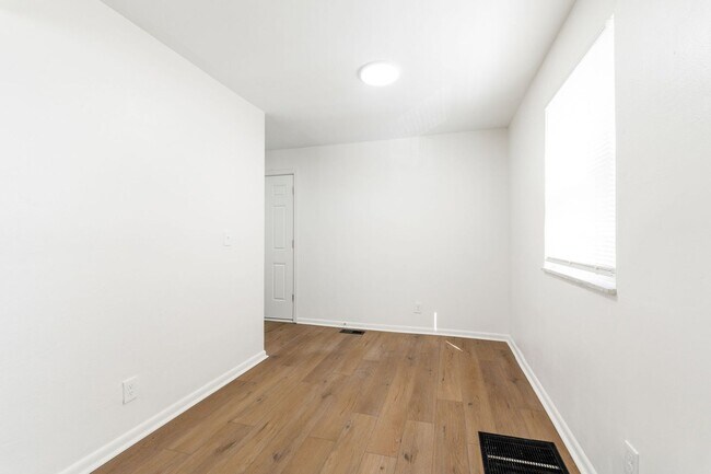 Building Photo - 4040-4042-4042 Halsey Pl