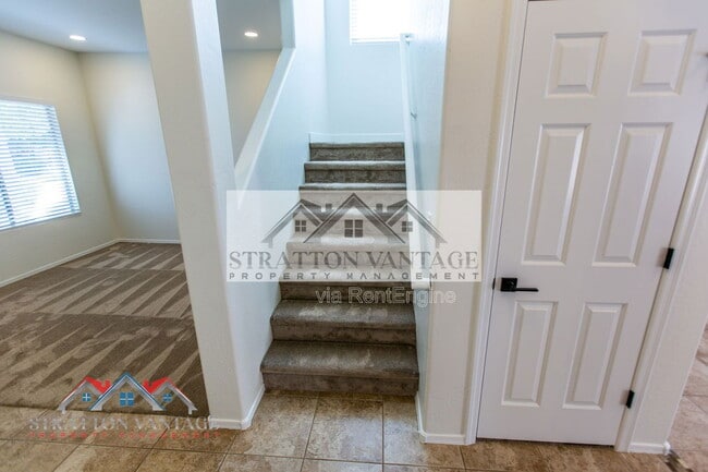 Building Photo - 484 E Cheyenne Rd