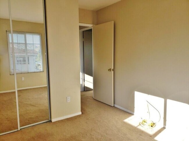 Building Photo - Great Townhome in a Quiet Community