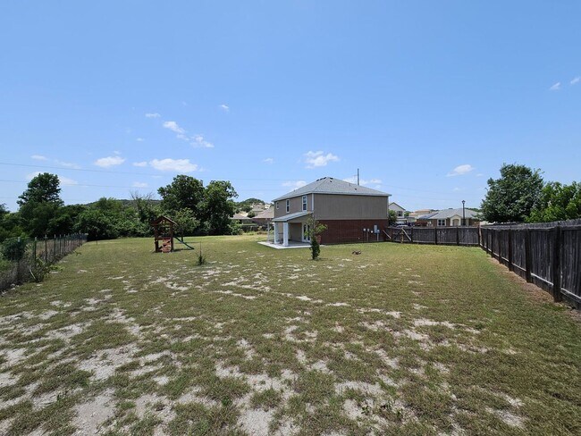 Building Photo - BRAND NEW FLOORING - AVAILABLE & MOVE-IN READY!