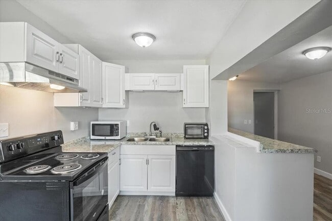 Building Photo - 900 N Denning Dr