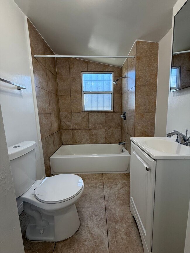 Building Photo - 1578E