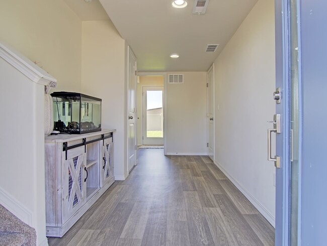 Building Photo - Bright & Open 3-Bed | Great Yard + Mountai...